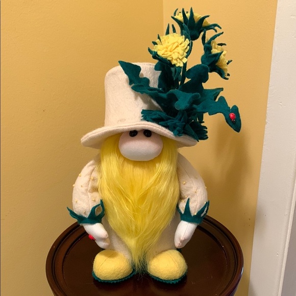 Charming Sir Dandelion Yellow and Green Gnome Figurine - Picture 3 of 9